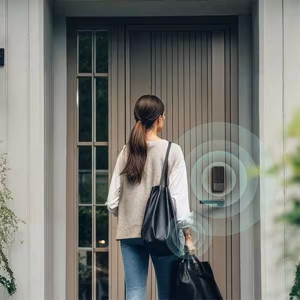 Aqara Smart Door Lock U400 — with Installation 9 Aqara Smart Lock U400 installed on a Singapore wood door — UWB hands-free unlocking flagship