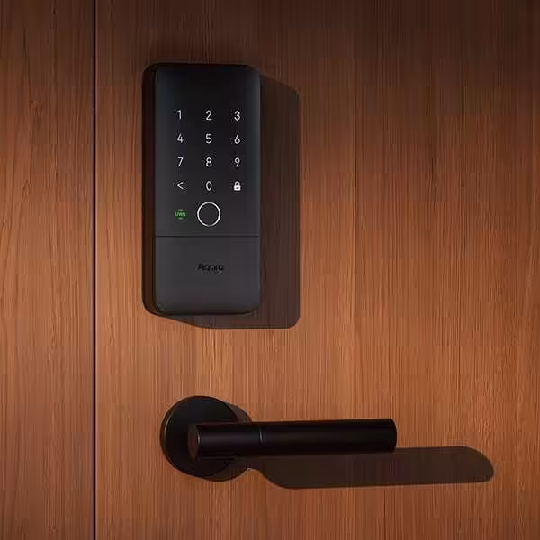 Aqara Smart Door Lock U400 — with Installation 4 Aqara Smart Lock U400 interior panel with thumbturn lock and battery compartment